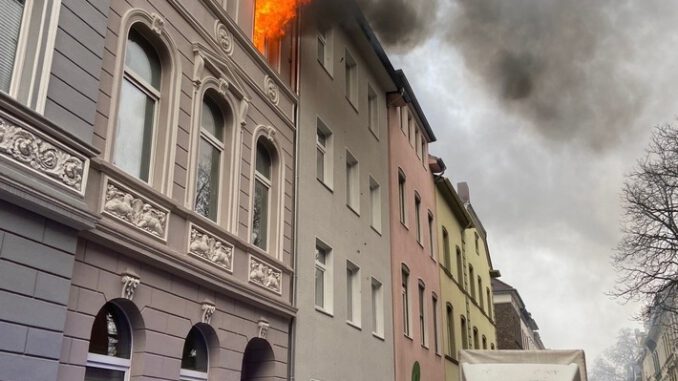FW-NE: Zimmerbrand auf der Kanalstraße | keine Personen zu Schaden gekommen