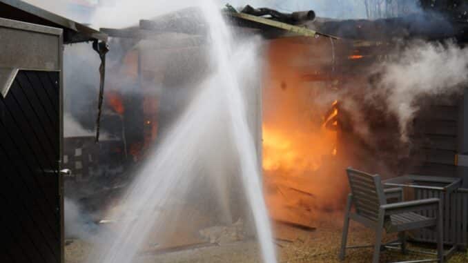 FW Neukirchen-Vluyn: Carport-Brand in Vluyn: Feuerwehr verhindert Ausbreitung auf Garage und Gartenlaube