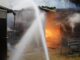 FW Neukirchen-Vluyn: Carport-Brand in Vluyn: Feuerwehr verhindert Ausbreitung auf Garage und Gartenlaube