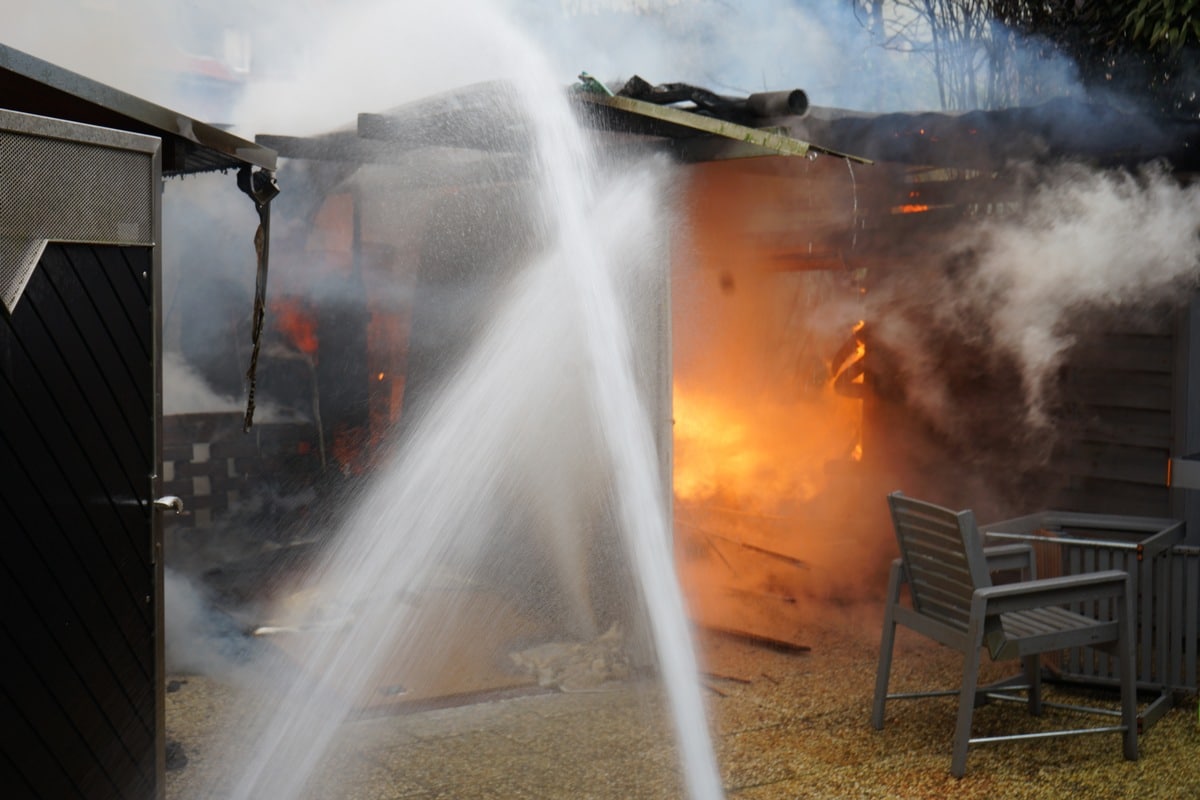 FW Neukirchen-Vluyn: Carport-Brand in Vluyn: Feuerwehr verhindert Ausbreitung auf Garage und Gartenlaube