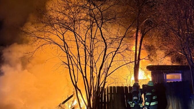 FW Neukirchen-Vluyn: Wochenendhaus in Vollbrand - Feuerwehr verhindert Brandausbreitung