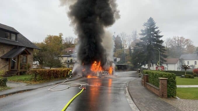FW Nideggen: Brennender Linienbus in Nideggen-Rath