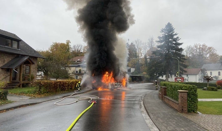 FW Nideggen: Brennender Linienbus in Nideggen-Rath