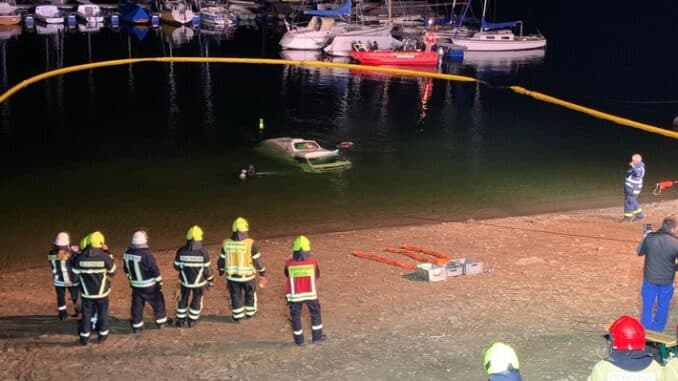 FW Nideggen: Kleinbus versinkt im Rursee