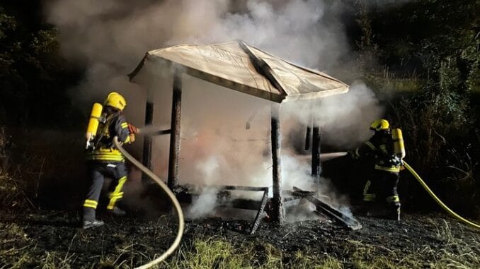 FW Nideggen: Schutzhütte bei Nideggen-Brück komplett bei Brand zerstört