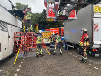 FW Norderstedt: Autobahn A7: Personenrettung aus doppelstöckigem Reisebus