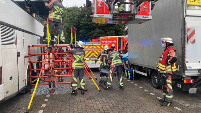 FW Norderstedt: Autobahn A7: Personenrettung aus doppelstöckigem Reisebus