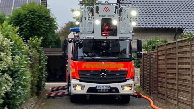 FW Norderstedt: Brand eines Geräteschuppens im Rugenbarg