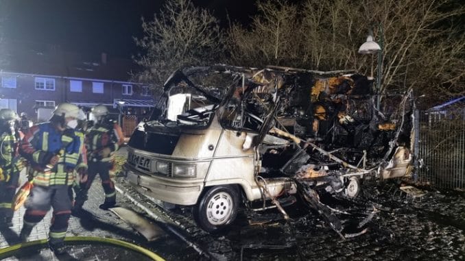 FW Norderstedt: Brand eines Wohnmobils