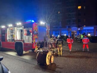 FW Norderstedt: Brand im Lütjenmoor - Feuerwehr rettet eine Person im 4. Obergeschoss