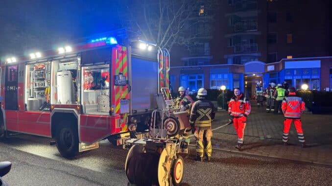 FW Norderstedt: Brand im Lütjenmoor - Feuerwehr rettet eine Person im 4. Obergeschoss