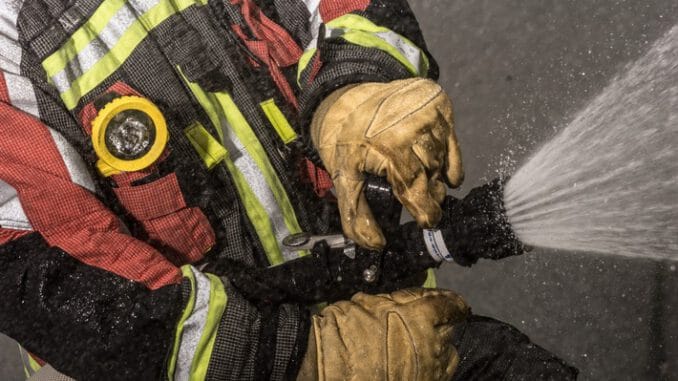 FW Norderstedt: Brennender Unterstand - Feuerwehr verhindert Brandausbreitung auf Kindertagesstätte