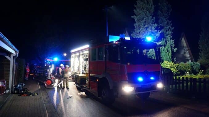FW Norderstedt: Buschberger Weg - Feuer in einem Einfamilienhaus