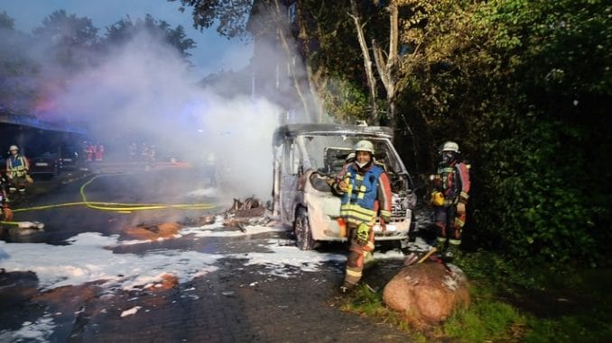 FW Norderstedt: Friedrichsgaber Weg: 6 Fahrzeuge nach Brand beschädigt