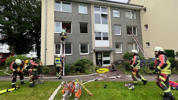 FW Norderstedt: Mittelstraße - Brand eines E-Rollers im Treppenhaus - Rettung von drei Erwachsenen, zwei Kindern und einer Katze über tragbare Leitern