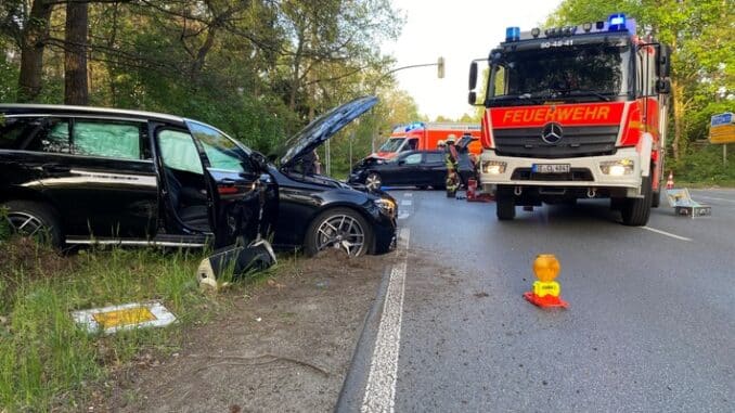 FW Norderstedt: Schleswig-Holstein-Straße - Vollsperrung nach Verkehrsunfall