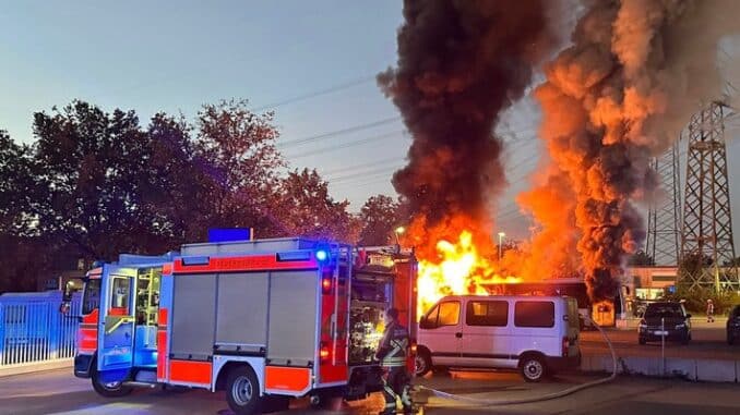 FW Norderstedt: Starke Rauchentwicklung - Brand eines Linienbusses im Hans-Böckler-Ring