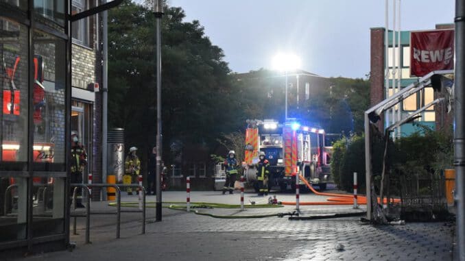 FW Norderstedt: Unterstand für Einkaufswagen an Fassade ausgebrannt - Umfangreiche Nachkontrolle