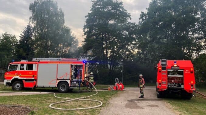 FW Norderstedt: Vollbrand eines kombinierten Holz- und Containerbaus an der Oadby-and-Wigston-Straße