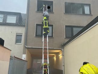 FW-OB: 13 Personen bei Wohnungsbrand in Oberhausen-Mitte gerettet Ein Mann verstirbt nach Fenstersturz an seinen Verletzungen