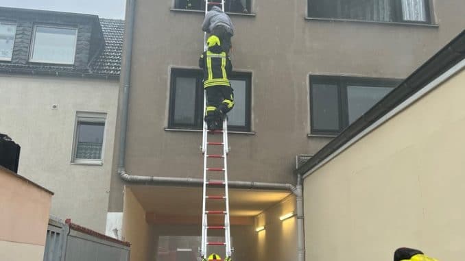 FW-OB: 13 Personen bei Wohnungsbrand in Oberhausen-Mitte gerettet Ein Mann verstirbt nach Fenstersturz an seinen Verletzungen