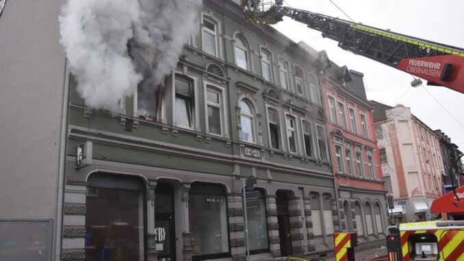 FW-OB: Brand auf der Hermann-Albertz-Straße: Feuerwehr rettet sieben Verletzte