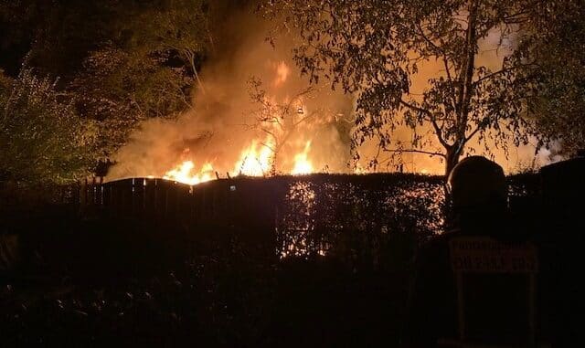 FW-OB: Brandwache nach Laubenbrand in Osterfeld