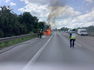 FW-OB: Brennender PKW auf der Autobahn A42