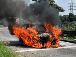 FW-OB: Brennender PKW in der Ausfahrt der Autobahn A42