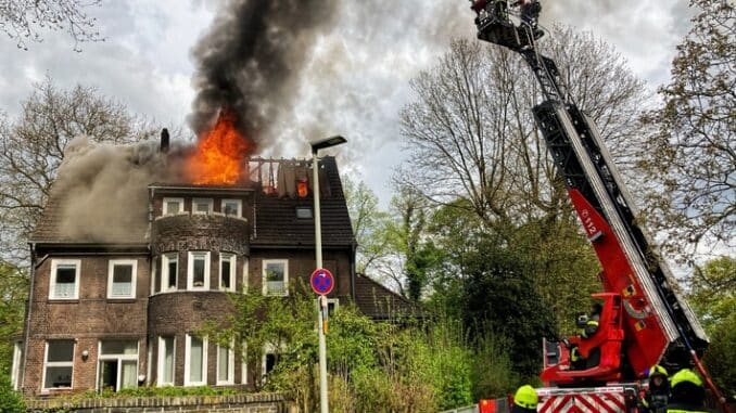 FW-OB: Dachstuhlbrand in Oberhausen-Grafenbusch