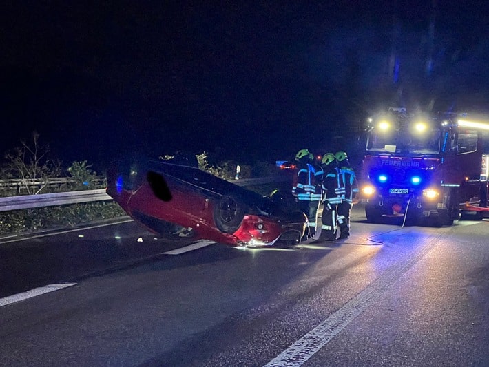 FW-OB: Entstehungsbrand in Küche und Pkw bei Unfall überschlagen