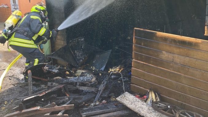 FW-OB: Feuer einer Gartenlaube