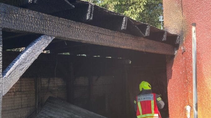 FW-OB: Feuerwehr verhindert bei Garagenbrand schlimmeres