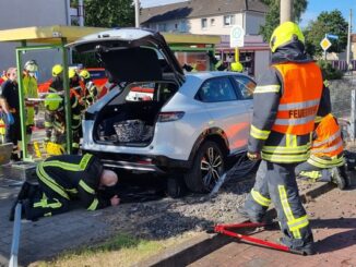 FW-OB: Fußgängerin nach Unfall unter Fahrzeug eingeklemmt