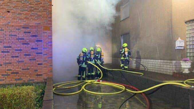 FW-OB: Garagenbrand mit Verpuffungen