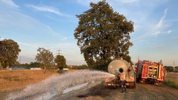 FW-OB: Landwirt unterstützt Löschmaßnahmen der Feuerwehr Oberhausen bei einem Flächenbrand