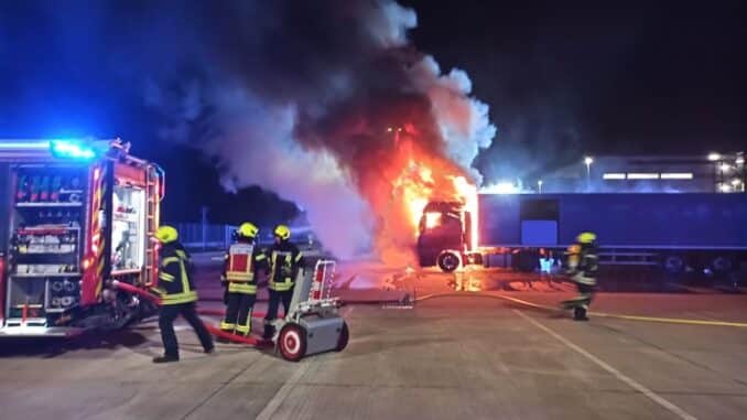 FW-OB: Lkw-Brand auf Logistiklagerparkplatz