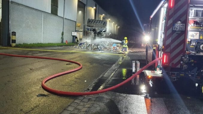 FW-OB: Müllbrand in einem privaten Entsorgungsunternehmen
