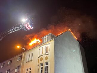 FW-OB: Parallele Brandereignisse beschäftigen Oberhausener Feuerwehr in den frühen Morgenstunden Zwei leichtverletzte Personen bei Dachstuhl- und Kellerbrand