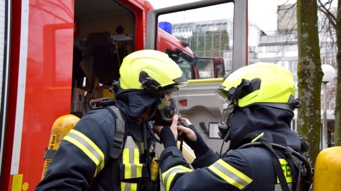 FW-OB: Personenrettung bei Brand in Mehrfamilienhaus