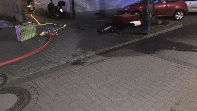 FW-OB: Rauch aus Dachfenster