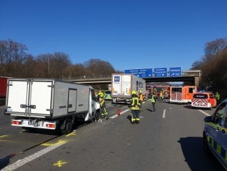 FW-OB: Schwerer Verkehrsunfall auf der BAB A 2 Duisburger Feuerwehreinheiten und der Rettungshubschrauber unterstützen im Oberhausener Stadtgebiet