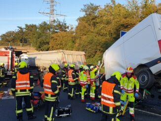 FW-OB: Schwerer Verkehrsunfall auf der BAB A3 mit zwei Verletzten