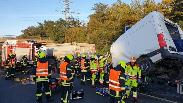 FW-OB: Schwerer Verkehrsunfall auf der BAB A3 mit zwei Verletzten