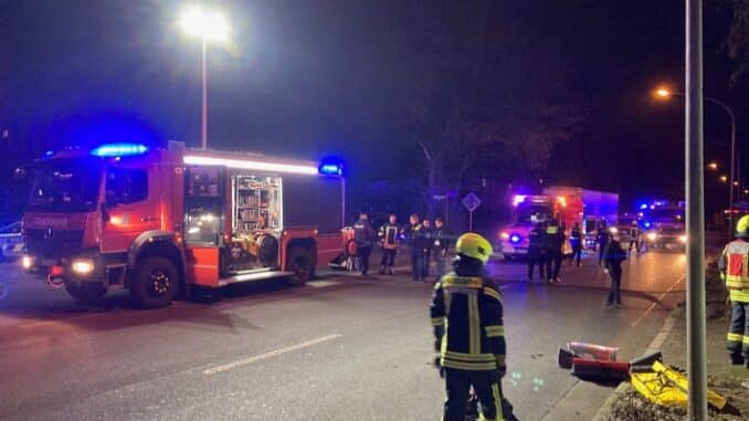 FW-OB: Schwerer Verkehrsunfall auf der Ruhrorter Str.