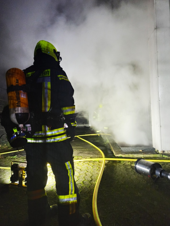 FW-OB: Trafobrand in leerstehendem Geschäftshaus