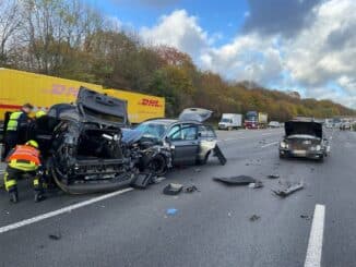 FW-OB: Verkehrsunfall auf der A3 - Feuerwehr befreit Fahrer aus Fahrzeug