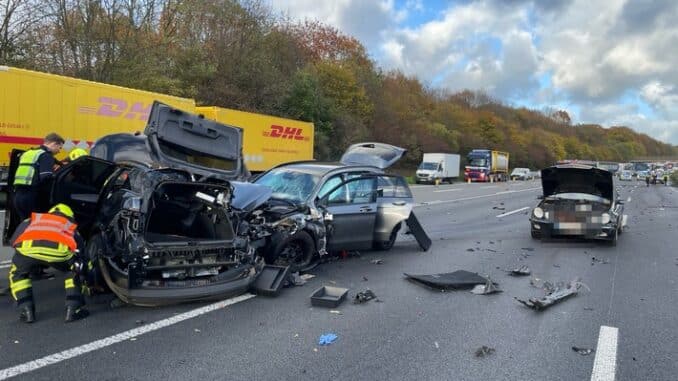 FW-OB: Verkehrsunfall auf der A3 - Feuerwehr befreit Fahrer aus Fahrzeug