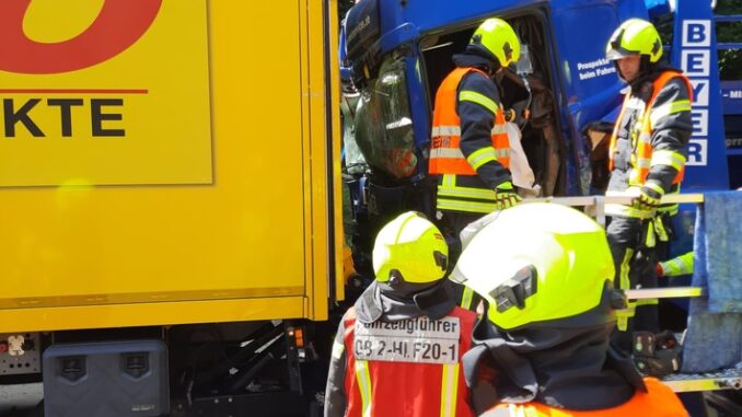 FW-OB: Verkehrsunfall mit drei beteiligten LKW - ein Fahrer im Fahrzeug eingeklemmt