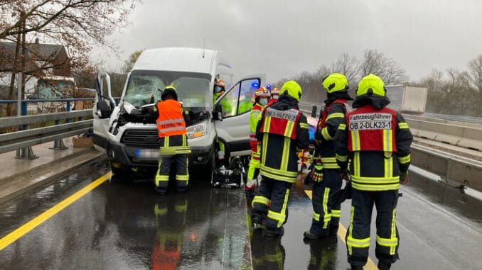 FW-OB: Verkehrsunfall mit einem Kleintransporter und einen LKW auf der BAB A 3